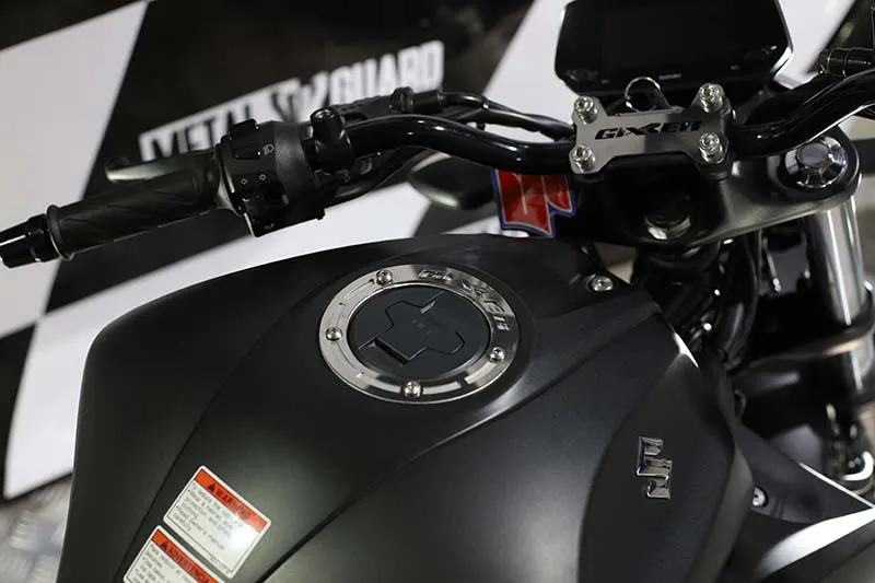 PLATINA TAPA TANQUE SUZUKI GIXXER 250 Y SF – 150 2016 UP